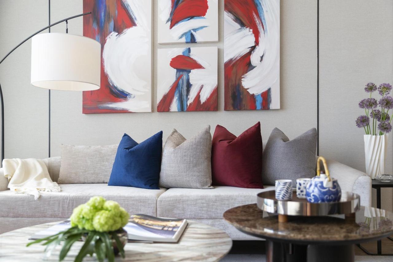 Hotel Ascott Embassy Sathorn Bangkok Exterior foto A living room with a sofa and a coffee table