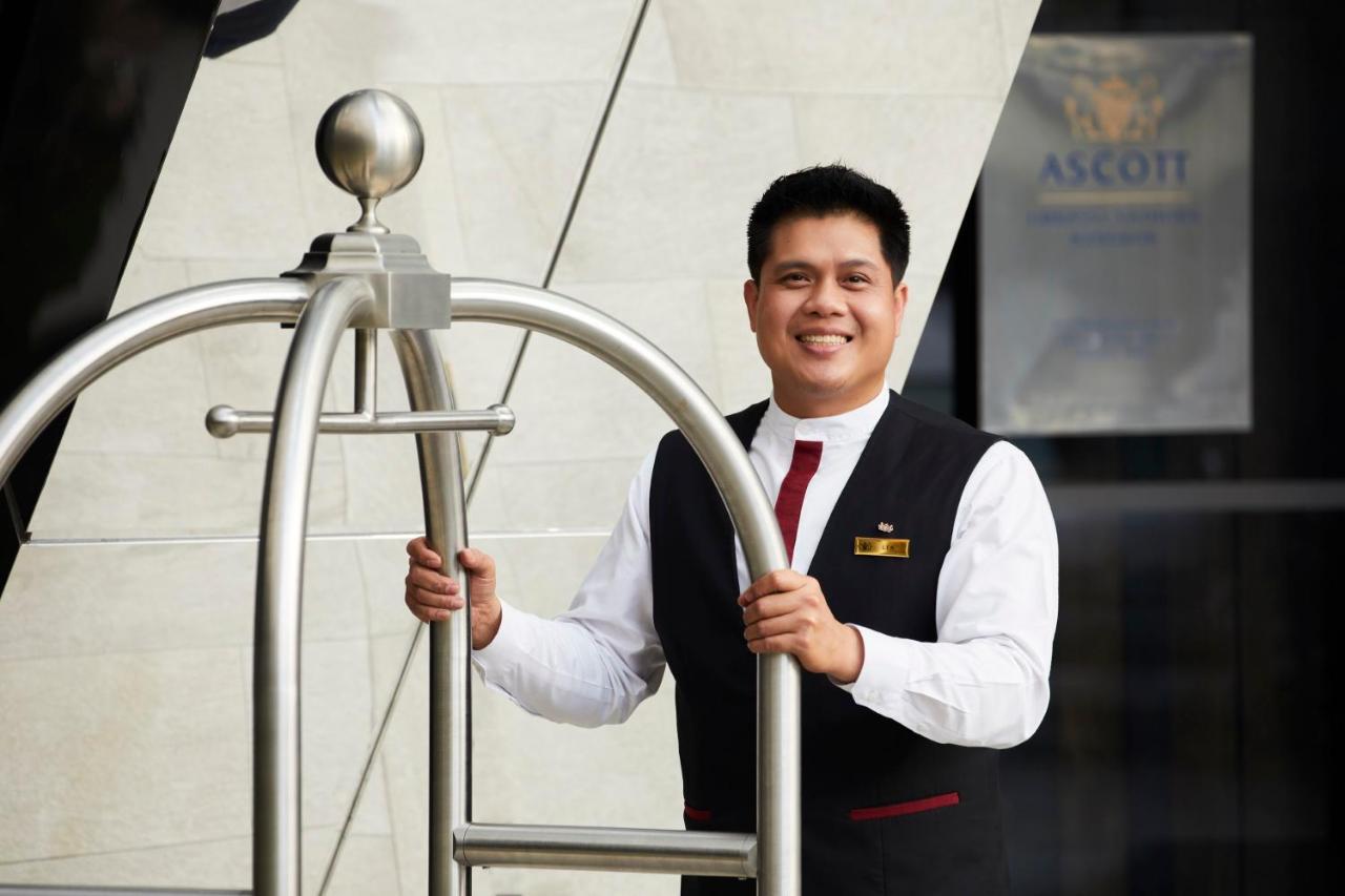 Hotel Ascott Embassy Sathorn Bangkok Exterior foto A bellboy at Ascott Suites, Kuala Lumpur