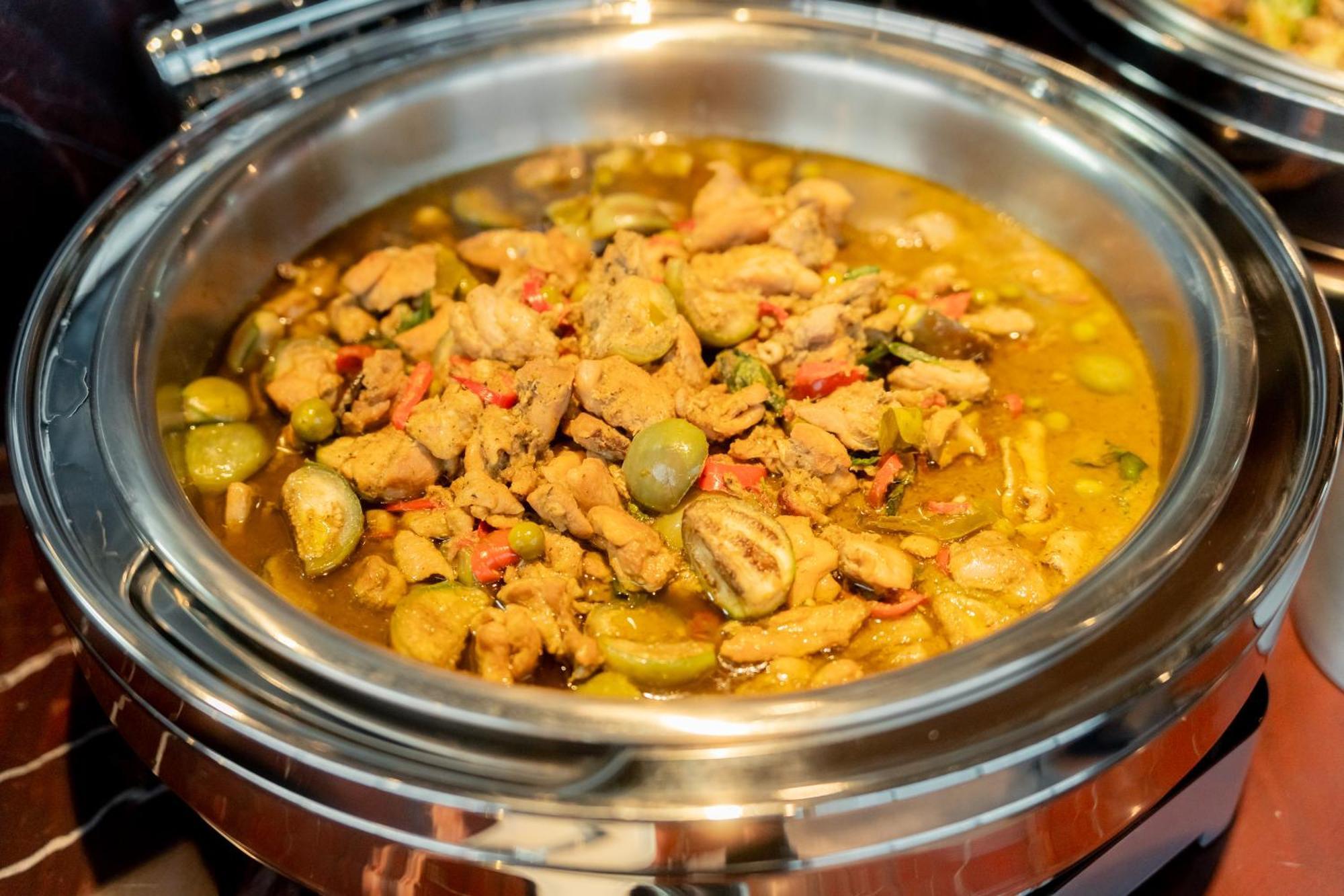 Hotel Ascott Embassy Sathorn Bangkok Exterior foto A chafing dish