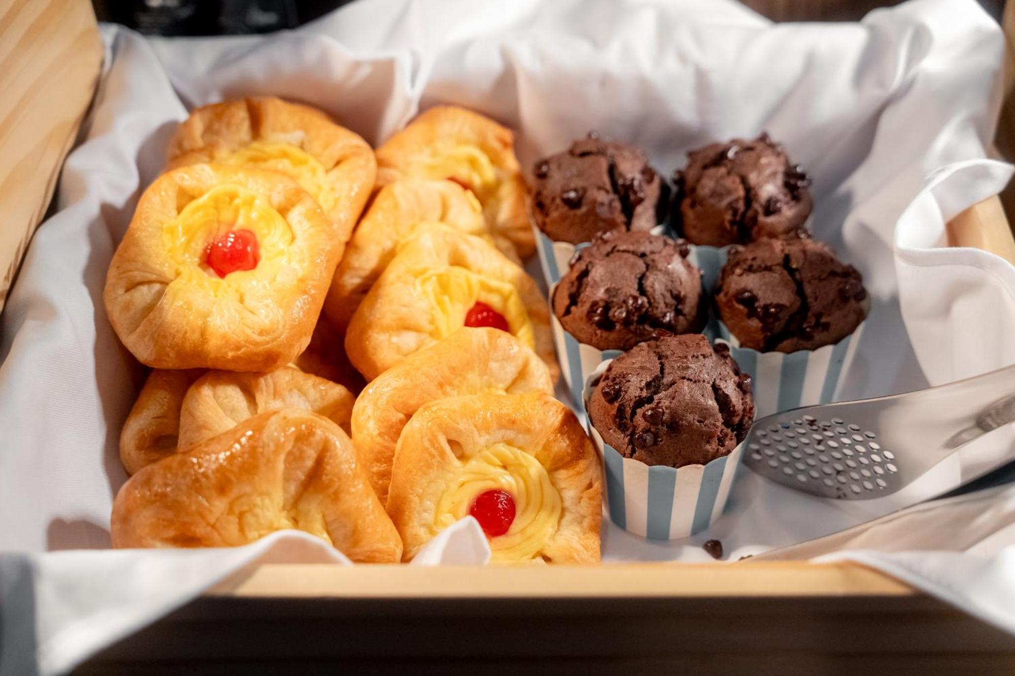 Hotel Ascott Embassy Sathorn Bangkok Exterior foto A selection of pastries