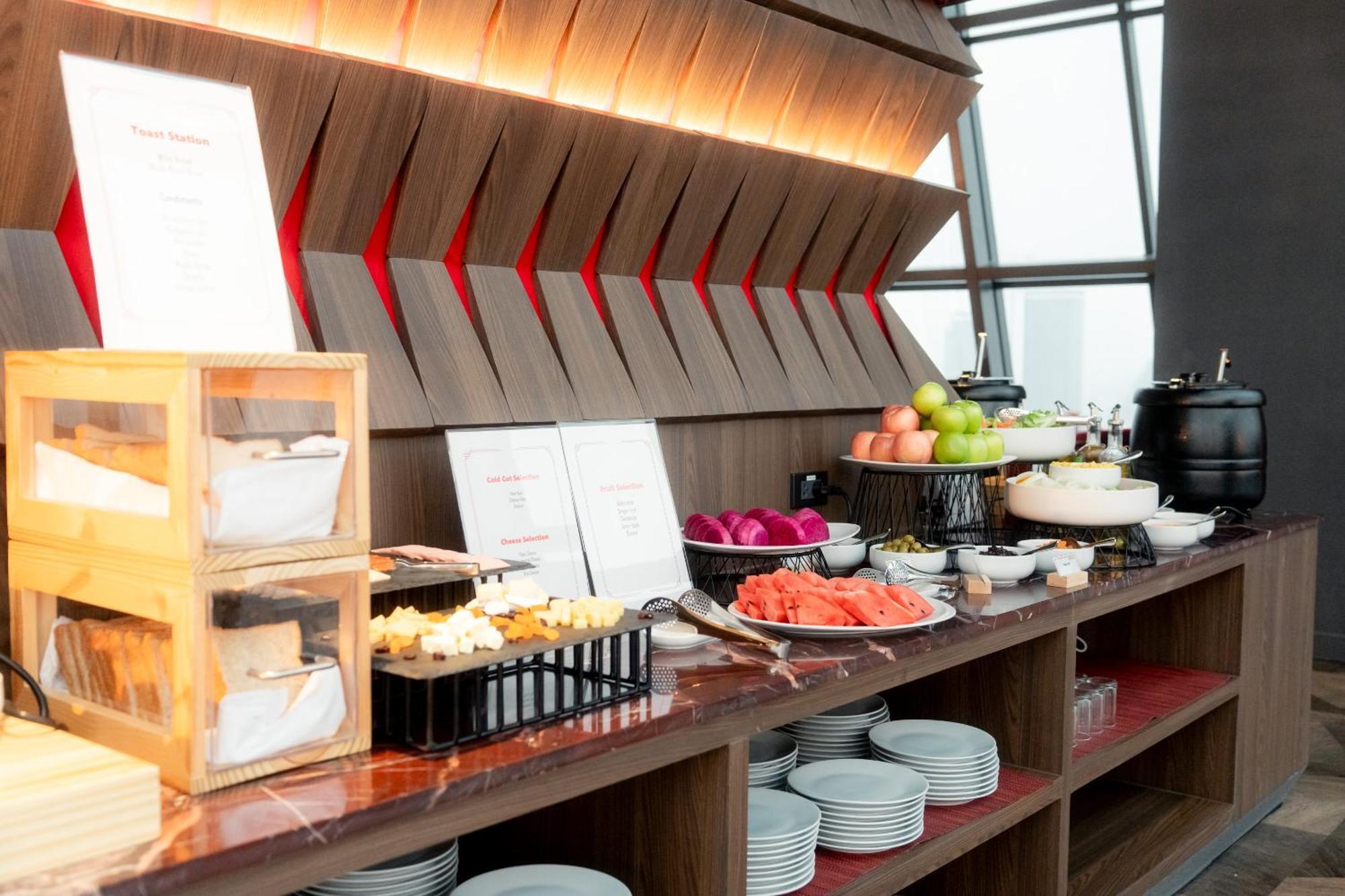 Hotel Ascott Embassy Sathorn Bangkok Exterior foto A buffet at a hotel