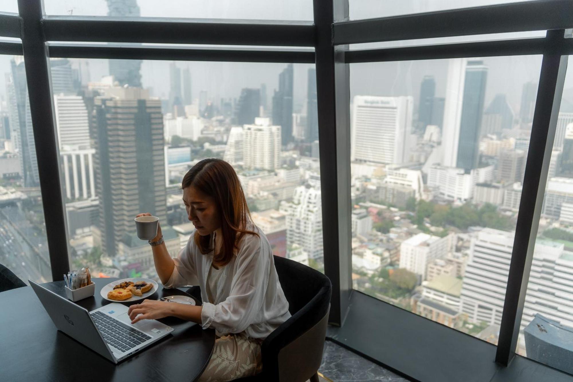 Hotel Ascott Embassy Sathorn Bangkok Exterior foto A woman working in Bangkok