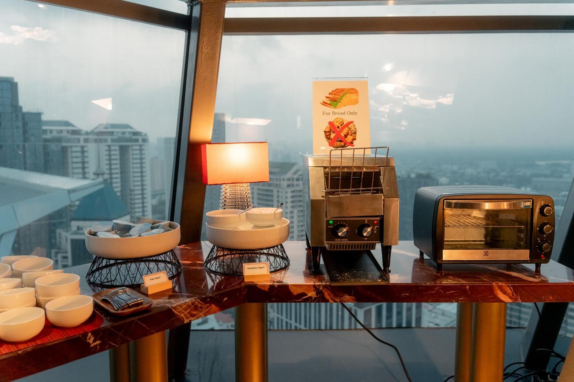 Hotel Ascott Embassy Sathorn Bangkok Exterior foto A coffee machine at a hotel