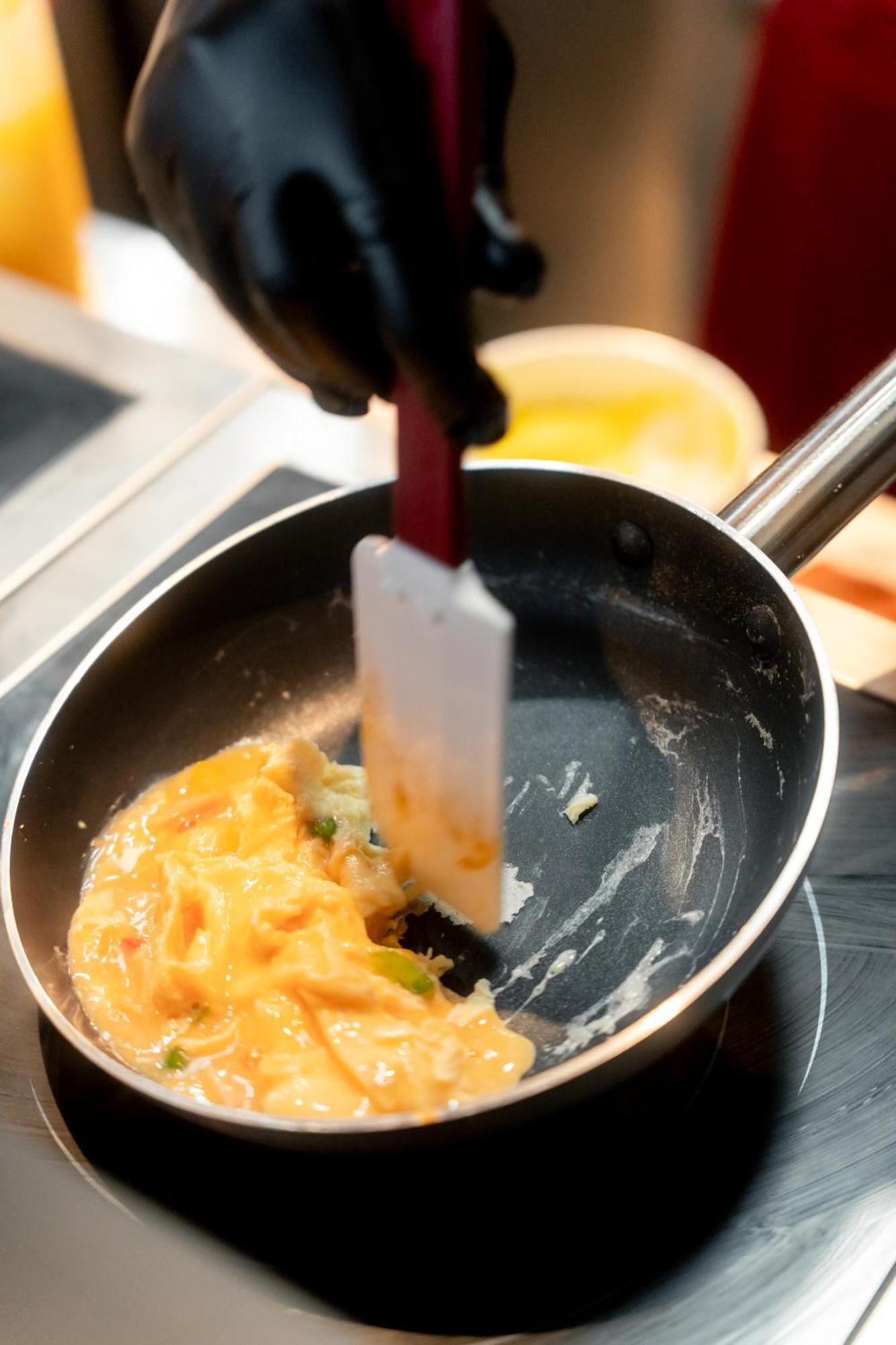 Hotel Ascott Embassy Sathorn Bangkok Exterior foto Preparation of an omelette
