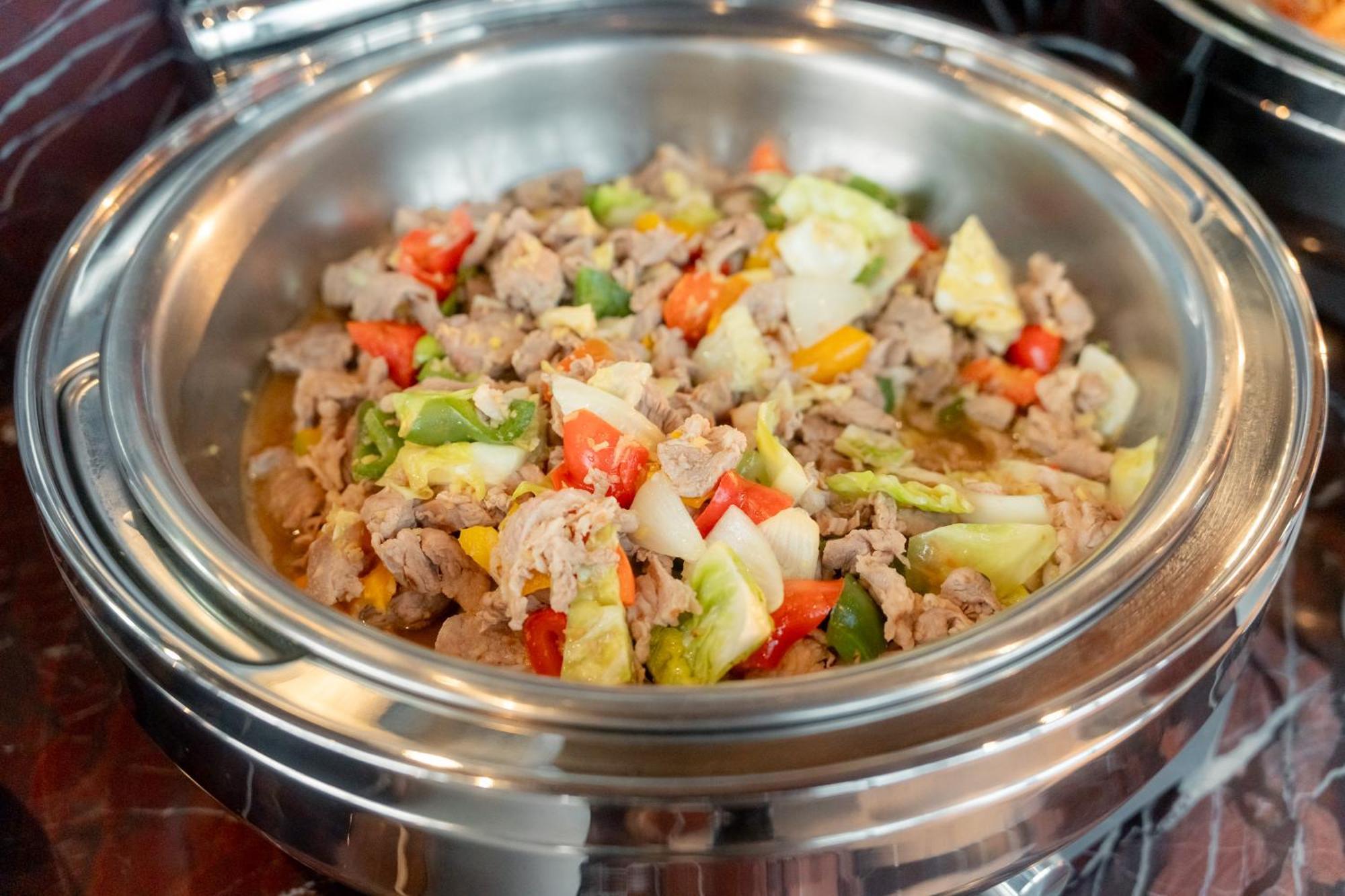 Hotel Ascott Embassy Sathorn Bangkok Exterior foto A chafing dish