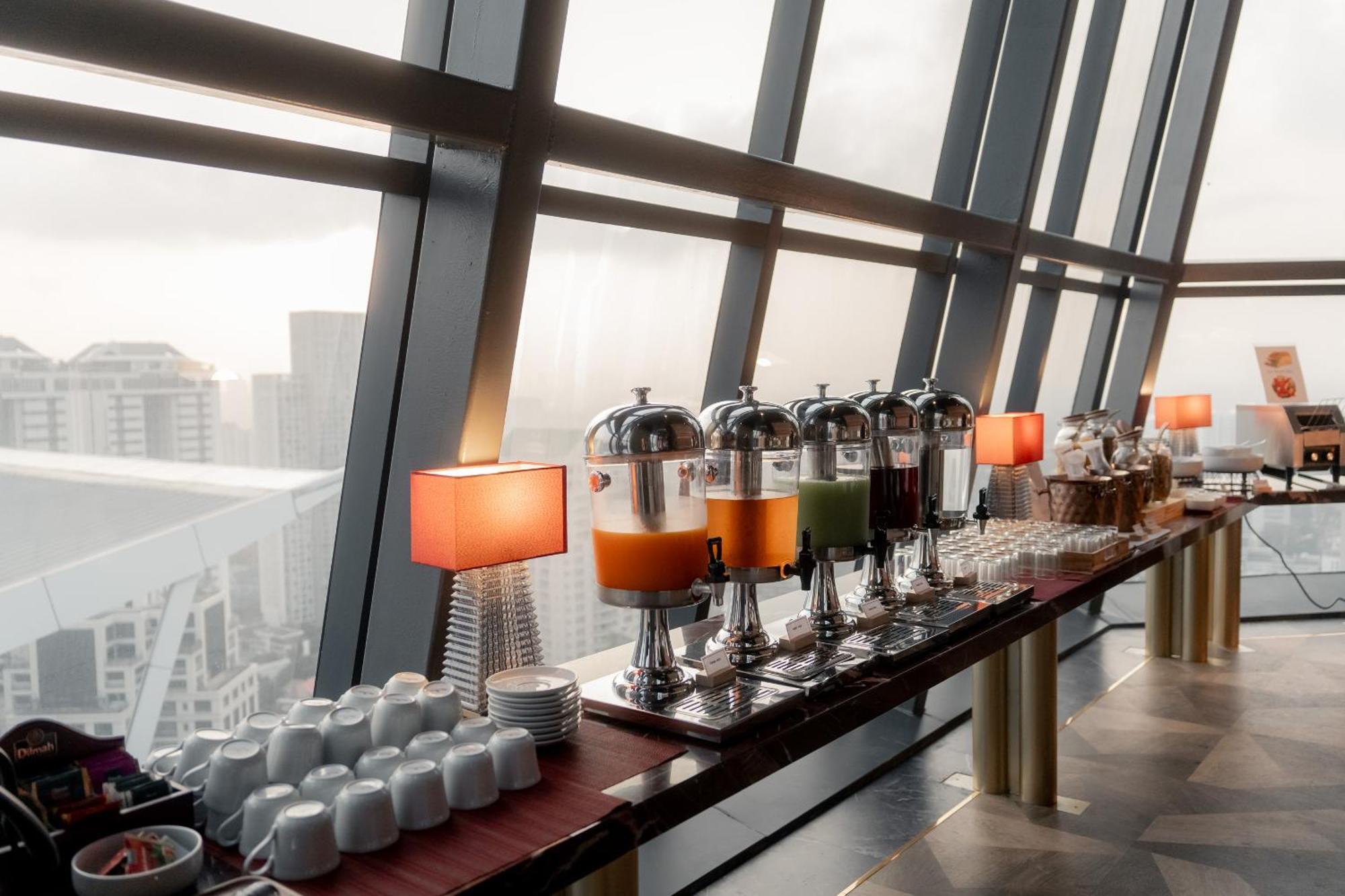 Hotel Ascott Embassy Sathorn Bangkok Exterior foto The bar at the 83rd floor