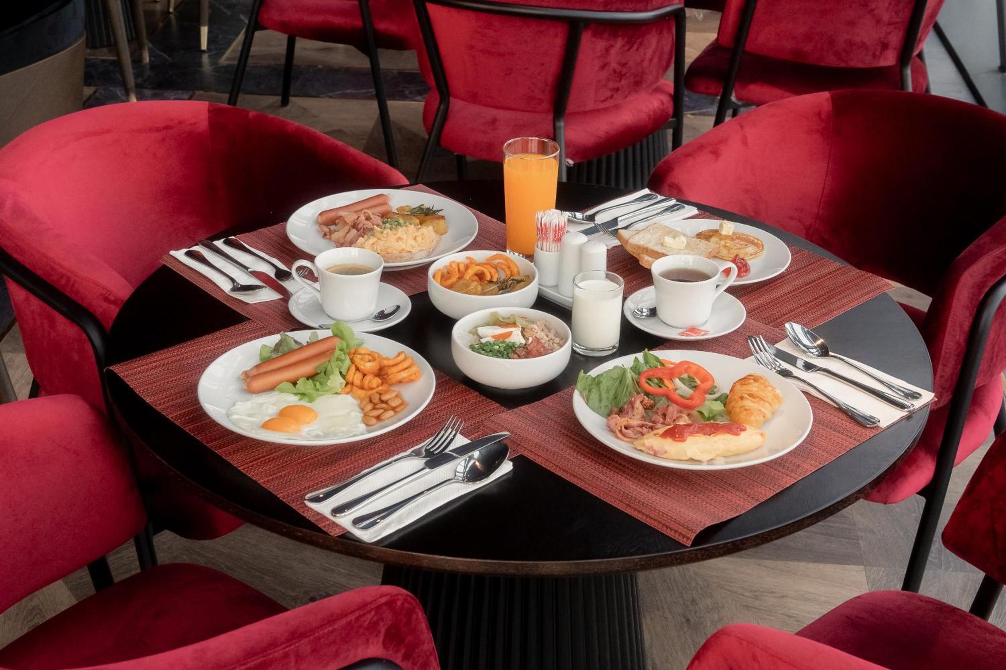 Hotel Ascott Embassy Sathorn Bangkok Exterior foto A breakfast table at the hotel