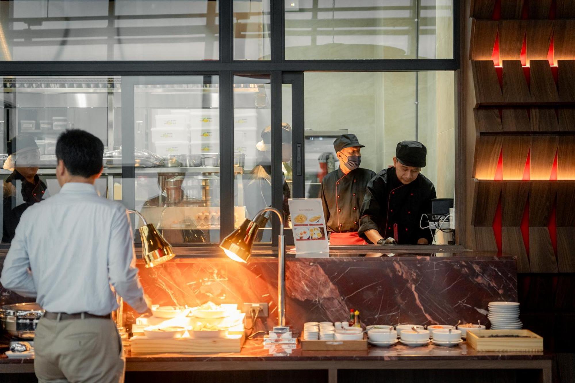 Hotel Ascott Embassy Sathorn Bangkok Exterior foto A carver at work