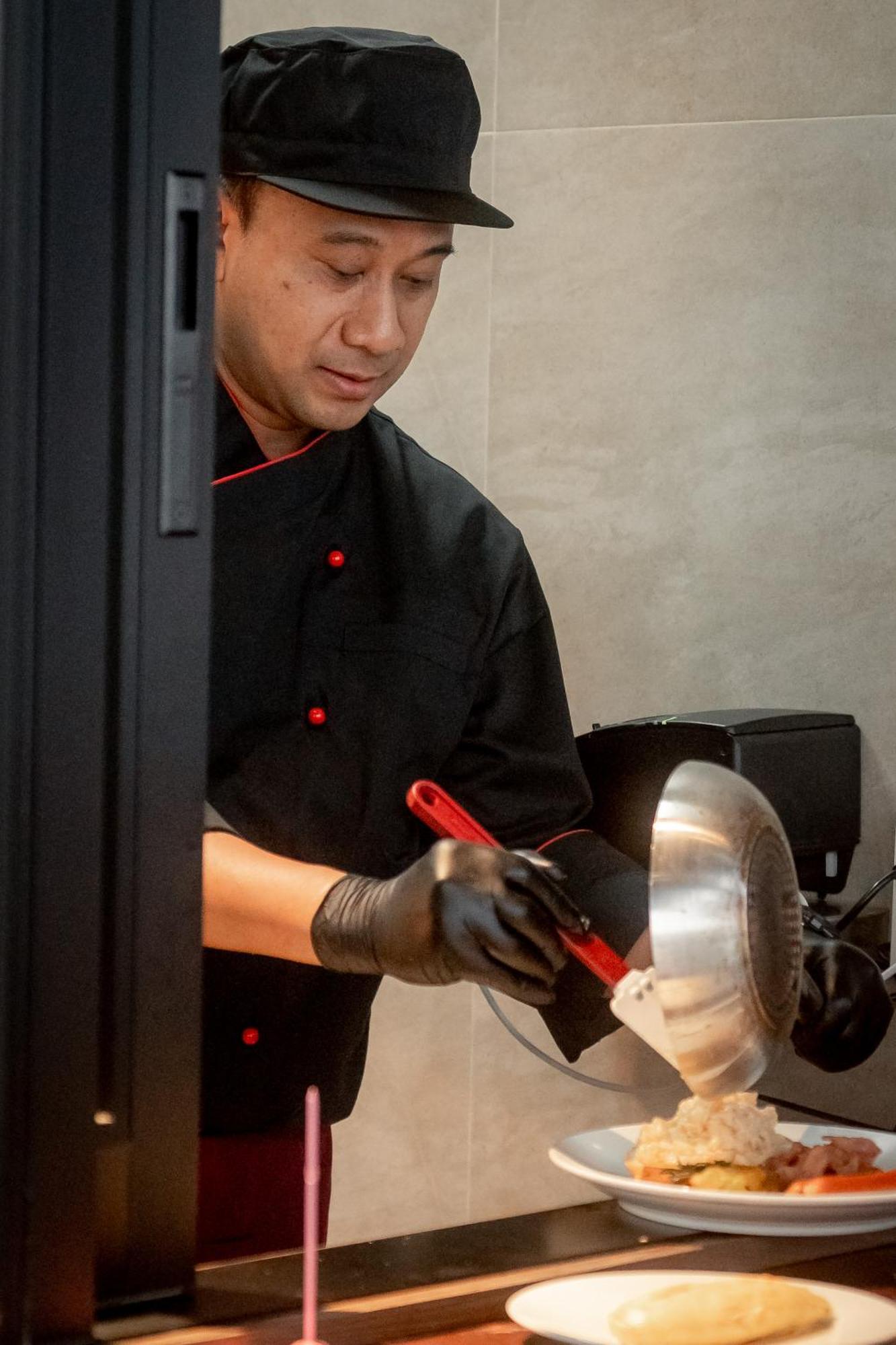 Hotel Ascott Embassy Sathorn Bangkok Exterior foto A waiter writing down an order