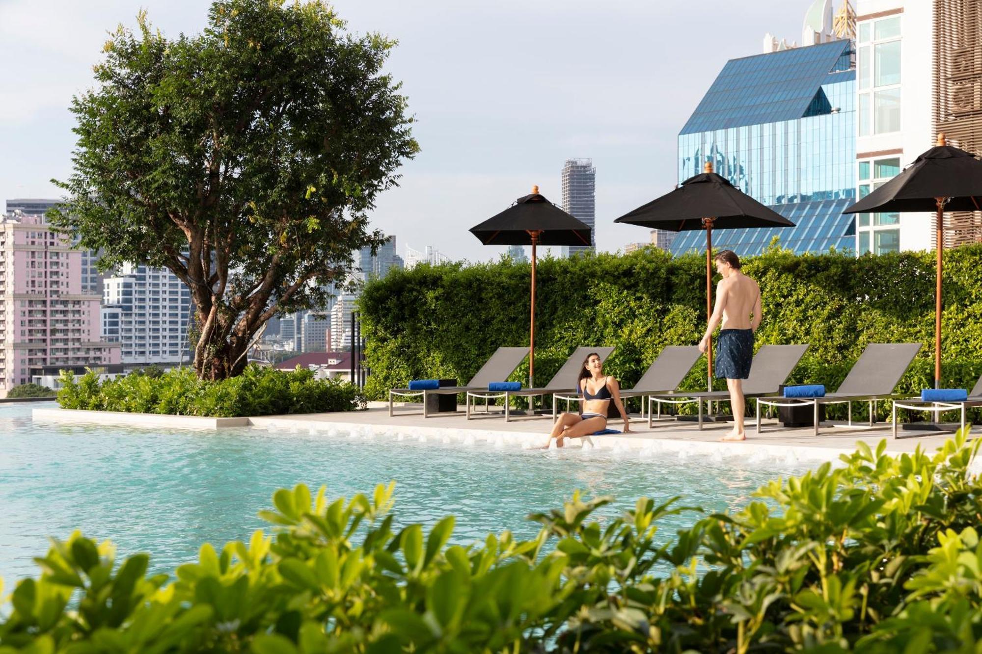 Hotel Ascott Embassy Sathorn Bangkok Exterior foto The swimming pool at the hotel